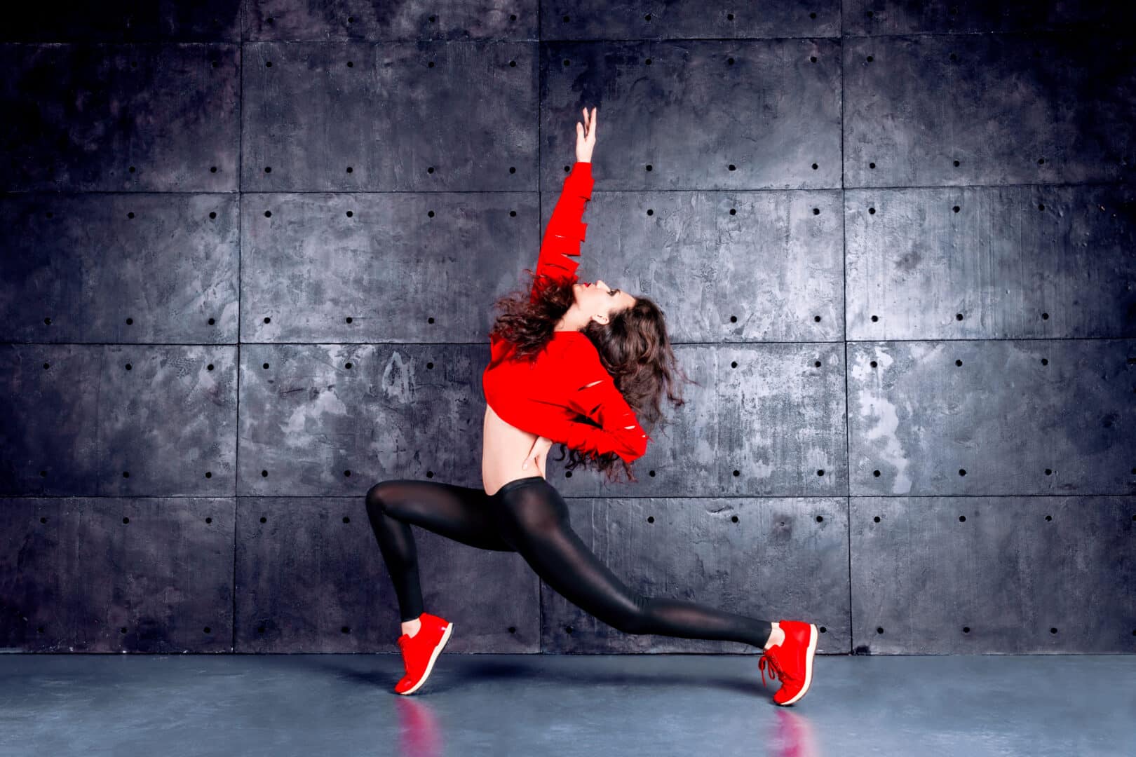 girl dancing front urban wall
