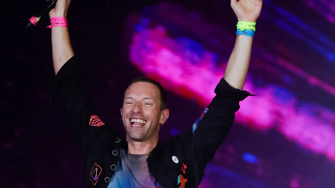 Chris martin canta til kingdom come junto fan autismo tercer concierto coldplay barcelona 97