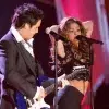 Shakira y Alejandro Sanz fueron los primeros artistas en cantar en español en los MTV VMAs: revive su actuación