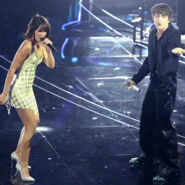 Aitana conquista sanremo junto sangiovanni cantando medley farfalle mariposas 97