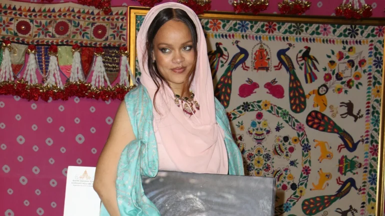 Rihanna visita ciudad india jamnagar 97