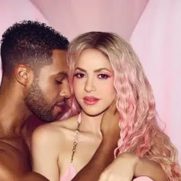 Shakira junto actor lucien laviscount protagonista videoclip punteria 97
