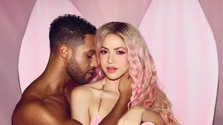 Shakira junto actor lucien laviscount protagonista videoclip punteria 97