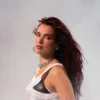 Dua lipa interpreta ‘highway to hell’ de ac/dc y hará su propia versión de un himno musical de cada nación que recorra durante su gira.