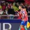 Giuliano y julián álvarez mantienen al atlético en la lucha por el título de liga.