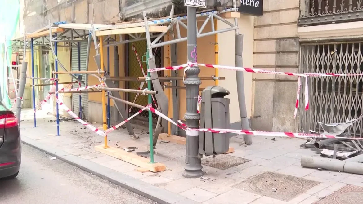 Un taxi colisiona contra la estructura de un andamio en un edificio en la calle san bernardo de madrid.