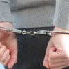 Arrestan a un influyente médico acusado de abusar sexualmente de sus empleadas: “no dudaba en hacerlo durante reuniones y tareas laborales”