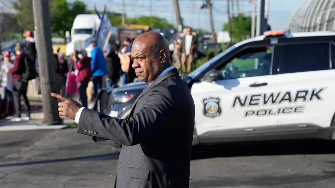 Ee. Uu. Detienen al alcalde de newark por “irrumpir” en un centro de detención del ice.
