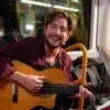 “manuel carrasco sorprende en el metro de madrid con una acción especial para lanzar su nuevo disco ‘pueblo salvaje ii'”