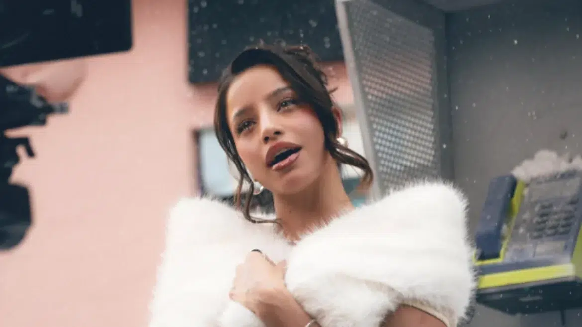 Emilia mernes deslumbra con un aire celestial en ‘+ te vale’, su nueva balada emocional.