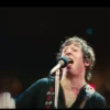 Jeremy allen white deslumbra interpretando a bruce springsteen en el primer avance de deliver me from nowhere.