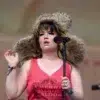 Qué le pasó a lola young durante el capital’s summertime ball: el problema que le causó el llanto en pleno show.