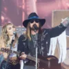 Miley cyrus y billy ray cyrus restablecen su relación tras años de distanciamiento.
