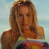 Zara larsson apuesta por una estética vintage en el videoclip de midnight sun.