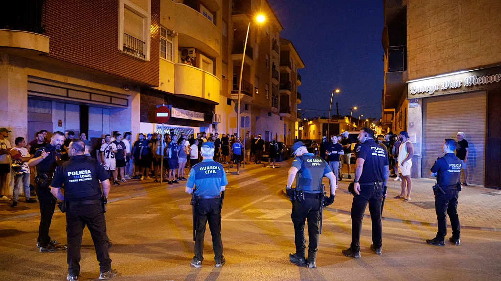 La jueza ordena prisión provisional para el cabecilla ultra de ‘deport them now’ por incitación al odio.