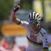 Tadej pogačar recupera el maillot amarillo del tour de francia tras su victoria en el muro de bretaña.