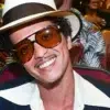 Bruno mars rompe el silencio y se ríe de los rumores sobre su supuesta deuda millonaria.