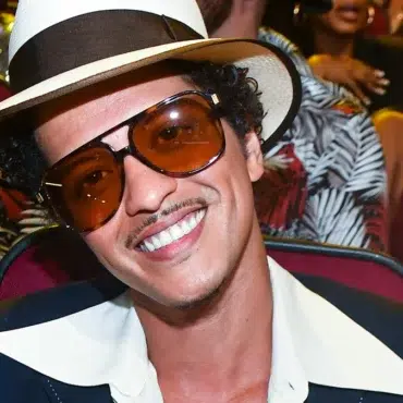 Bruno mars bromea con los rumores sobre el estado de su deuda