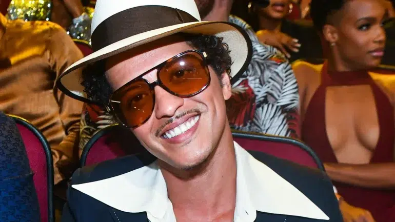 Bruno mars bromea con los rumores sobre el estado de su deuda