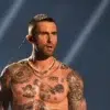 Adam levine, vocalista principal de maroon 5, habla sobre el significado de sus tatuajes.