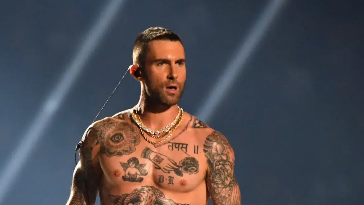 Adam levine, vocalista principal de maroon 5, habla sobre el significado de sus tatuajes.