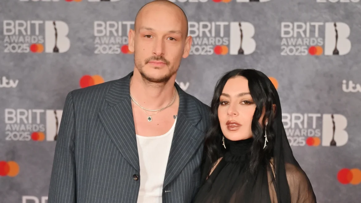 Charli xcx contrajo matrimonio el pasado 19 de julio en londres con george daniel, baterista de la agrupación the 1975, tras consolidar su romance durante tres años.