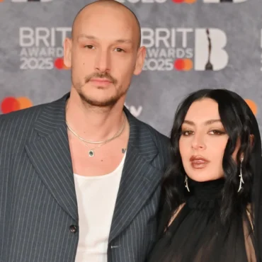 Charli xcx contrajo matrimonio el pasado 19 de julio en londres con george daniel, baterista de la agrupación the 1975, tras consolidar su romance durante tres años.