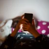 Expertos advierten sobre una “nueva pandemia” causada por la hiperconexión digital en niños y adolescentes.