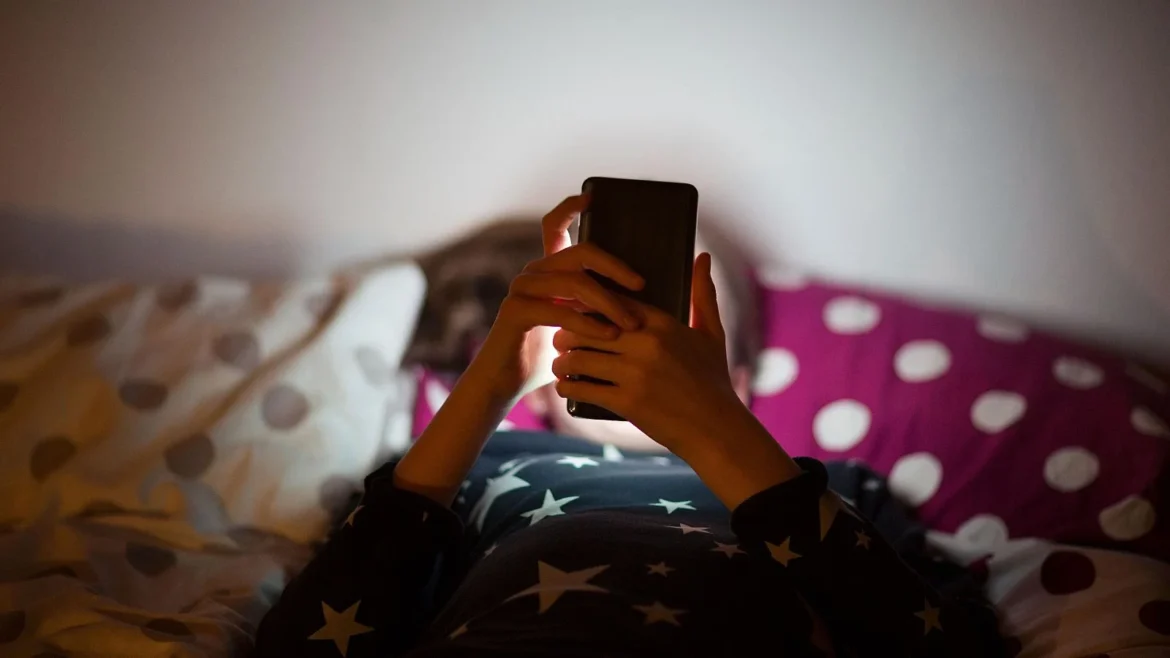 Expertos advierten sobre una “nueva pandemia” causada por la hiperconexión digital en niños y adolescentes.