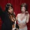 Emilia critica el consumismo de la moda en ‘pasarella’, su nuevo single junto a six sex.