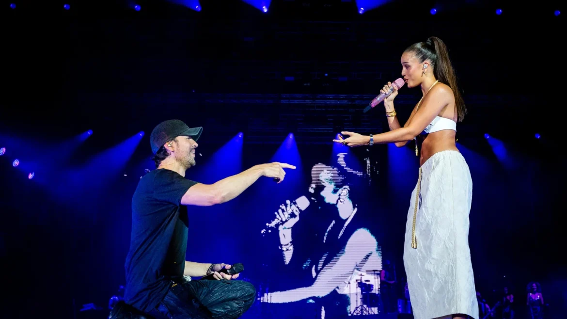 Enrique iglesias y emilia emocionan al público interpretando ‘héroe’ juntos en el granca live fest 2025.