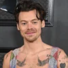 Harry styles es captado besando a una enigmática joven durante el festival de glastonbury.