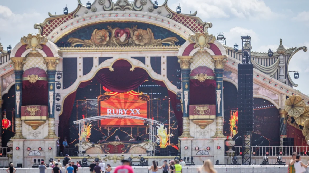 «las fotos del renovado escenario de tomorrowland 2025»