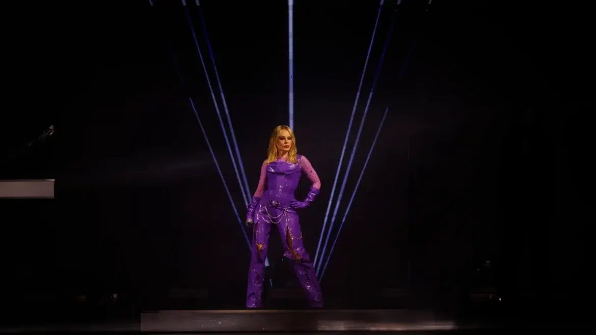 Kylie minogue transforma el escenario del bilbao bbk live en una auténtica discoteca al aire libre.