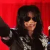 «el antiguo representante de michael jackson afirma poseer datos delicados, mientras que la familia del cantante lo acusa de chantaje. »