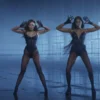 Miley cyrus y naomi campbell deslumbran con su fuerza en el videoclip de ‘every girl you’ve ever loved’