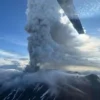Alerta extrema en rusia: el volcán kracheninnikov hace erupción después de 450 años de inactividad.