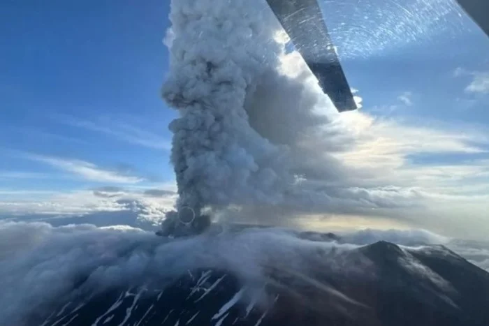 Alerta extrema en rusia: el volcán kracheninnikov hace erupción después de 450 años de inactividad.