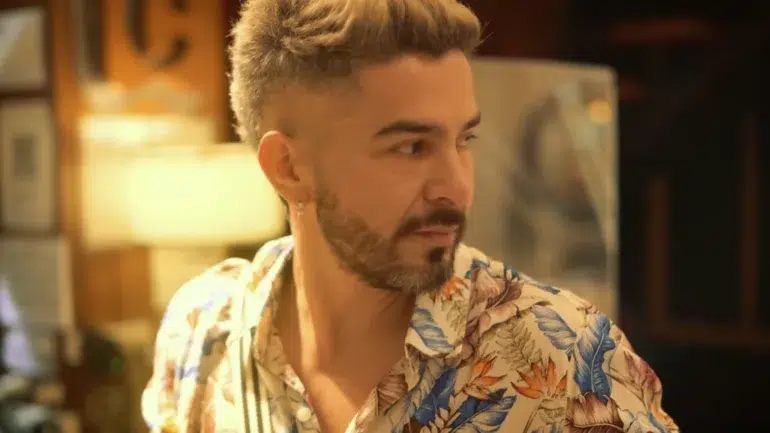 Aquí tienes la noticia reescrita con sinónimos, estructura más fluida y optimización para seo, manteniendo el sentido original: --- ## **pablo david ortiz sufre un grave accidente al ceder el escenario durante un concierto en méxico** el cantante argentino **pablo david ortiz**, miembro de la banda **dale q’ va**, ha protagonizado un momento de gran tensión durante una presentación en méxico. En plena actuación, el artista dio un salto sobre el escenario y, al aterrizar, una de las láminas de madera se rompió bajo sus pies, provocando su caída al vacío. --- ### **trasladado de urgencia al hospital** ortiz fue asistido inmediatamente y trasladado de urgencia a un centro médico. Según informó el grupo a través de un comunicado oficial, el cantante sufrió **heridas de consideración**, incluyendo un corte en la cabeza que requirió varios puntos de sutura. Actualmente permanece en recuperación bajo observación médica para descartar lesiones de mayor gravedad. Como consecuencia del accidente, el concierto previsto en **sumampa** ha sido cancelado. --- ### **mensaje de tranquilidad a sus fans** pese al susto, el propio pablo david ortiz quiso enviar un mensaje a sus seguidores a través de redes sociales: > *“hola gente, quería contarles que estoy un poco mejor, aunque con mucho dolor. Gracias por preocuparse”*, expresó el cantante. La banda y su equipo de producción han agradecido las muestras de apoyo recibidas y han asegurado que la prioridad ahora es la recuperación completa del artista antes de retomar la gira. --- si quieres, puedo preparar ahora **una versión con títulos h2 estratégicos, meta descripción y palabras clave seo** como *pablo david ortiz accidente*, *dale q’ va méxico*, *escenario cede en concierto* para que la noticia tenga más visibilidad en buscadores.
