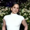 Rosalía deslumbra en la portada de elle y confirma que su próximo álbum aún no está finalizado.