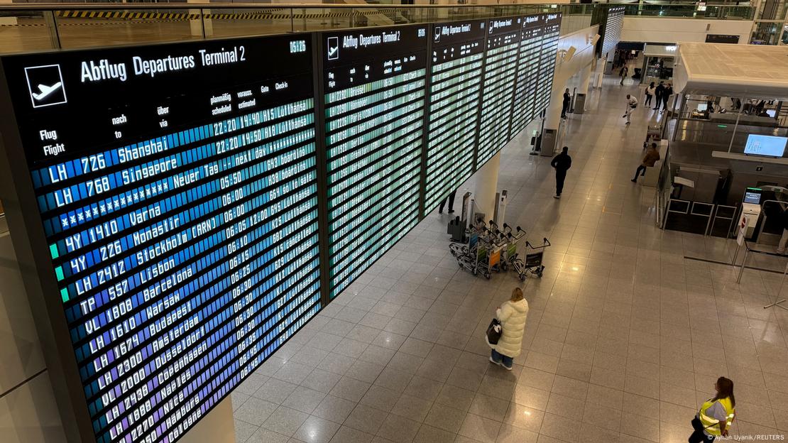 Cierran el aeropuerto de múnich por drones: vuelos cancelados y pasajeros durmiendo en catres. 2 Múnich