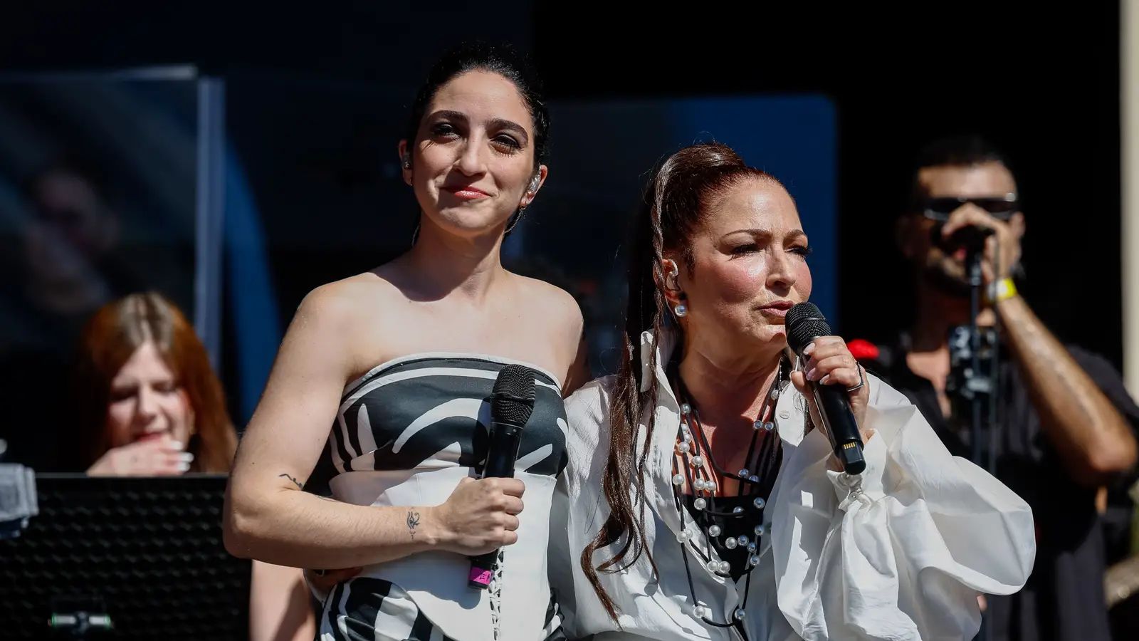Gloria estefan hace vibrar madrid y sube al escenario a nathy peluso y a su familia durante su concierto por la hispanidad 2025 3 Gloria estefan hija emily estefan 97