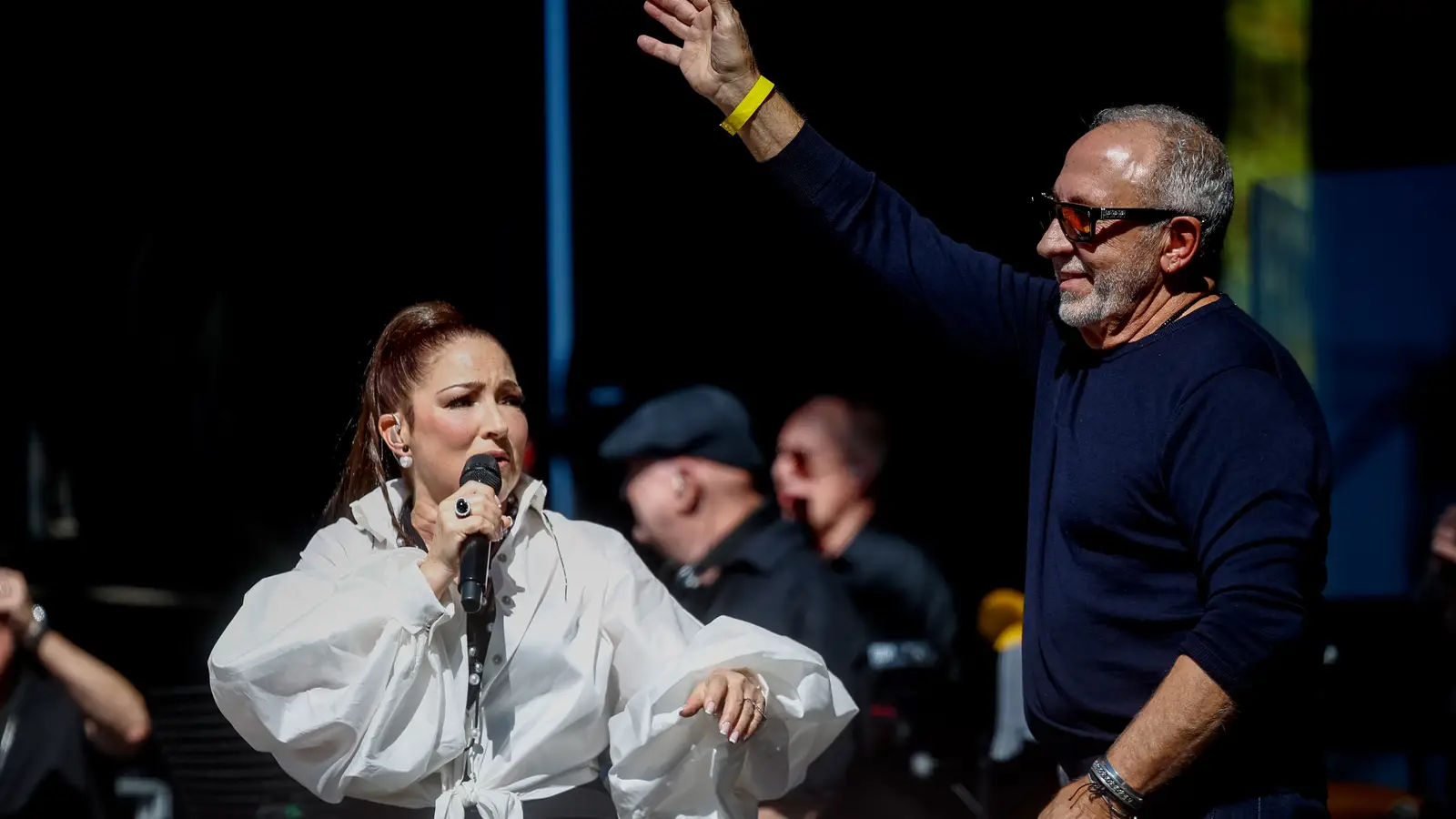 Gloria estefan hace vibrar madrid y sube al escenario a nathy peluso y a su familia durante su concierto por la hispanidad 2025 2 Gloria estefan marido productor musical emilio estefan concierto madrid hispanidad 2025 97