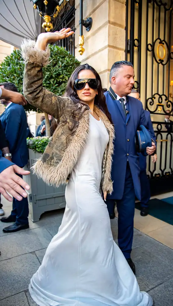 Rosalía habla sobre su nuevo disco en parís: “si dios quiere” 2 Rosalia luciendo sencillo vestido blanco chaqueta camuflaje semana moda paris 67