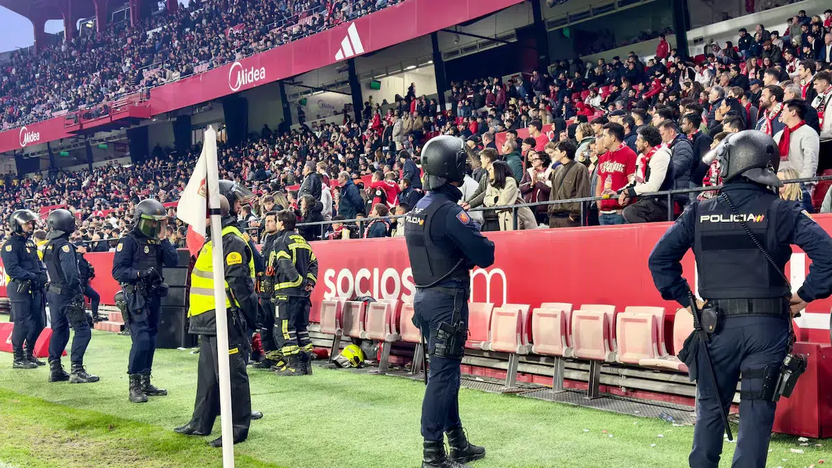 Antiviolencia propone cerrar el sánchez-pizjuán un mes por los incidentes del derbi y las pancartas de contenido violento 1 Sánchez-pizjuán