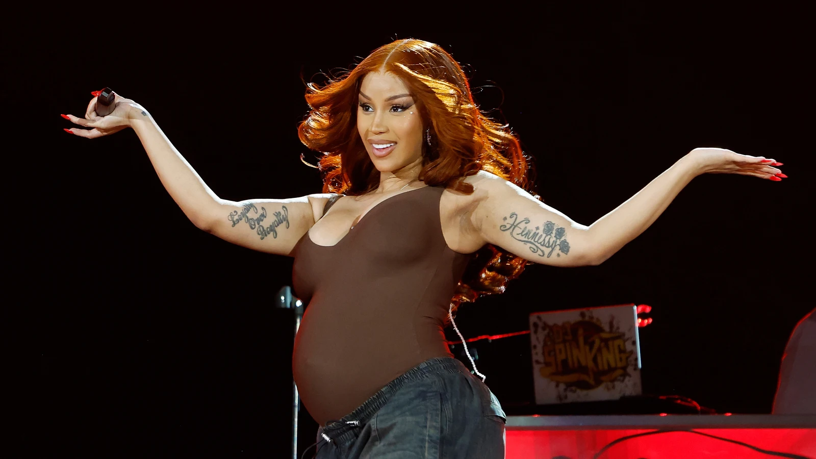 Cardi b presume de su impresionante colección de árboles de navidad en casa. 1 Cardi b