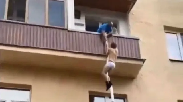 Un amante es sorprendido por el hombre y huye por los balcones semidesnudo usando unas sábanas 1 Hombre