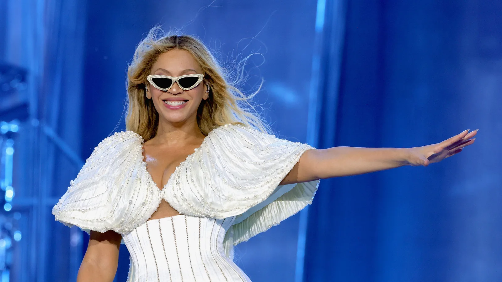 Beyoncé entra en la lista de multimillonarios de forbes y se convierte en la quinta artista en alcanzar este logro. 1 Beyoncé