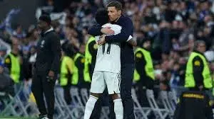 El vestuario del real madrid se vuelca con xabi alonso: del abrazo de rodrygo a la defensa de courtois. 1 Real madrid