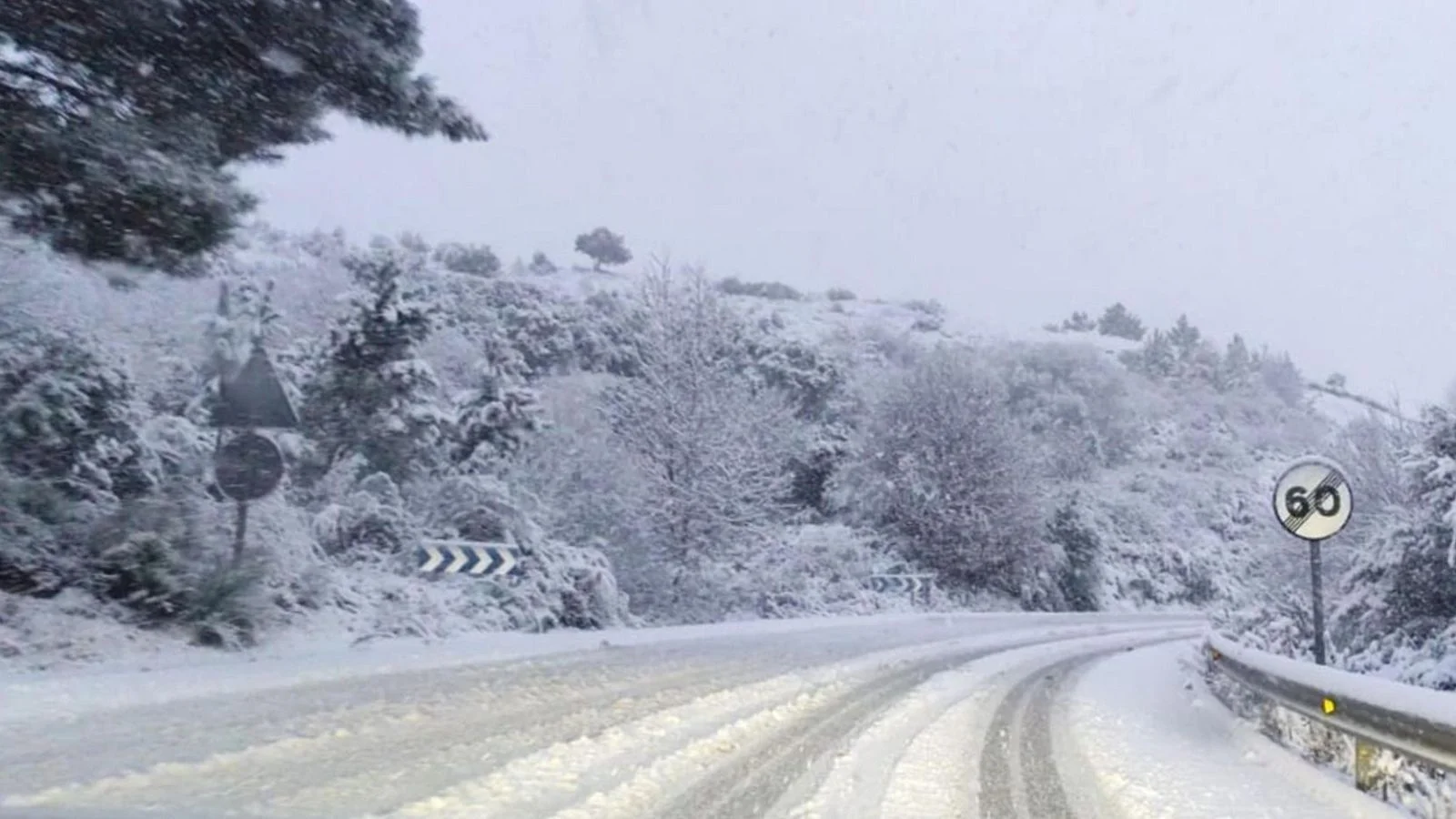 La borrasca ingrid deja más de 60 carreteras afectadas y obliga a restringir la circulación de camiones por las fuertes nevadas 2 16906974 1